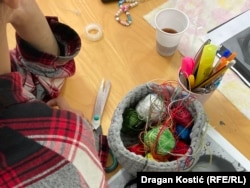 Zenepa pohađa radionice na kojima uči da slika i plete, Beograd, Srbija, 22. april 2026.