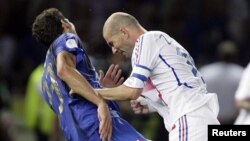 Ijtimoiy tarmoqlar foydalanuvchilari Chirchiq hokimini boshi bilan urgan Shuhrat Nazarovni raqibiga "kalla qo'ygan" taniqli futbolchi Zinedin Zidanga qiyoslashmoqda.