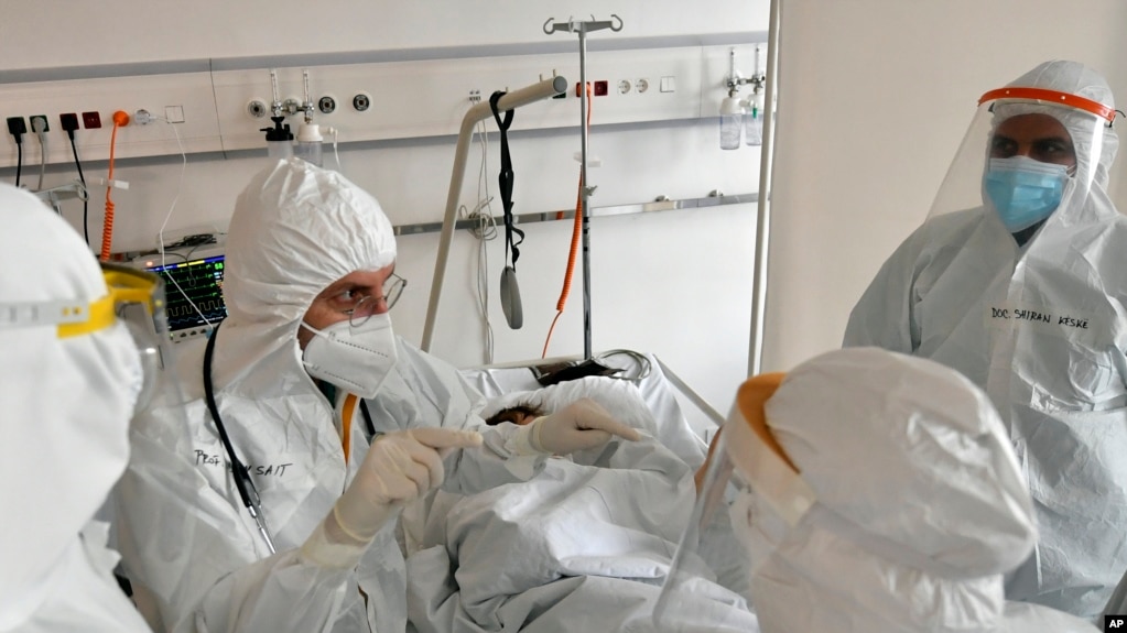 Mjekët dhe stafi mjekësor kujdesen për pacientët në repartin COVID-19 në një Spital të Përgjithshëm në Sarajevë të Bosnjë dhe Hercegovinës, 18 mars 2021. 