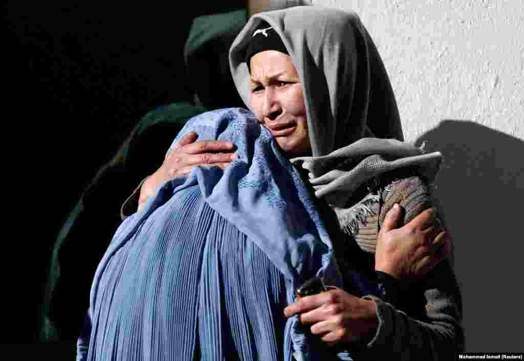 Жени во болница жалат за жртвите од самоубиствен напад. (Кабул, 28 декември 2017 година) &nbsp;