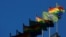Steaguri LGBT și ale unor cluburi sportive pe un stadion din Seattle, în iunie 2019. Steagurile sunt arborate în acest fel an de an la toate meciurile, pe tot parcursul „lunii Pride”.