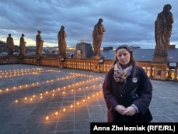 Юлія - одна з організаторів заходу. Акція до четвертої річниці авіаудару по драмтеатру у Маріуполі, Прага, 16 березня 2026 року