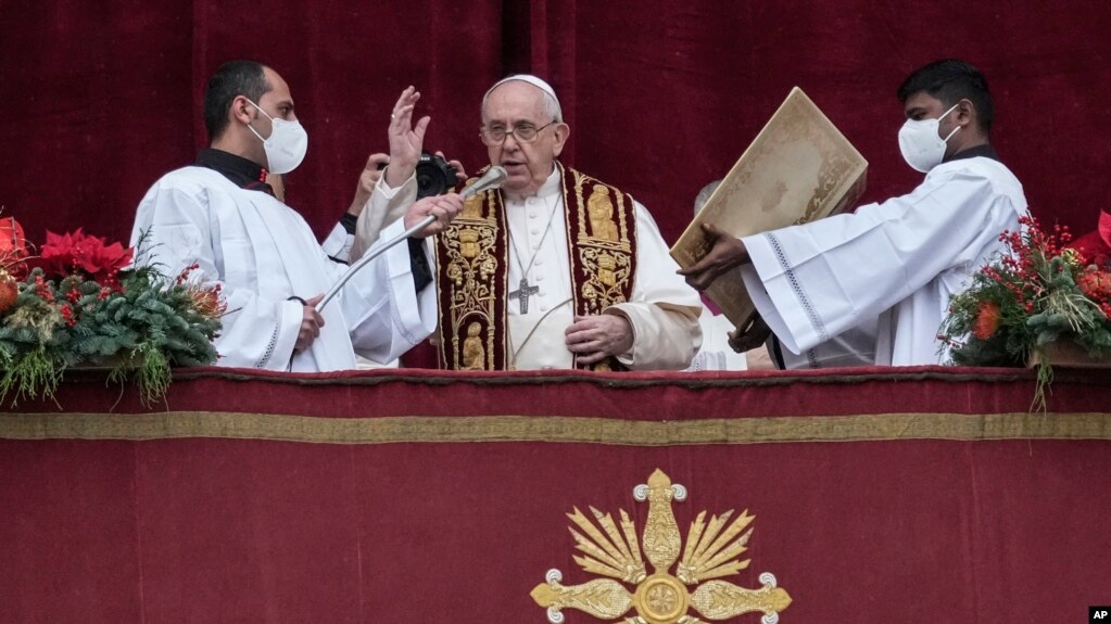 Папа римский выступает с посланием "К городу и миру", Ватикан, 25 декабря 2021 года