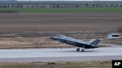 Un avion F-35 al Forțelor Aeriene ale SUA, aterizând la Baza 86 Aeriană, din România, la 24 februarie 2022.