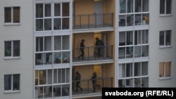 Сілавікі ў Менску ў доме, каля якога ў 2020-м быў забіты пратэстовец Раман Бандарэнка