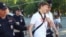 Кандидат в депутаты Введенской сельской думы Алексей Шварц во время пикета против пропаганды в федеральных СМИ