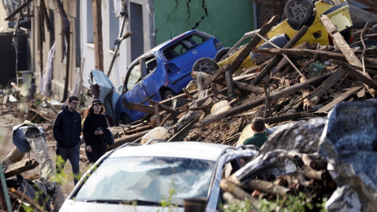 Наслідки торнадо в Чехії: зруйновано кілька населених ...