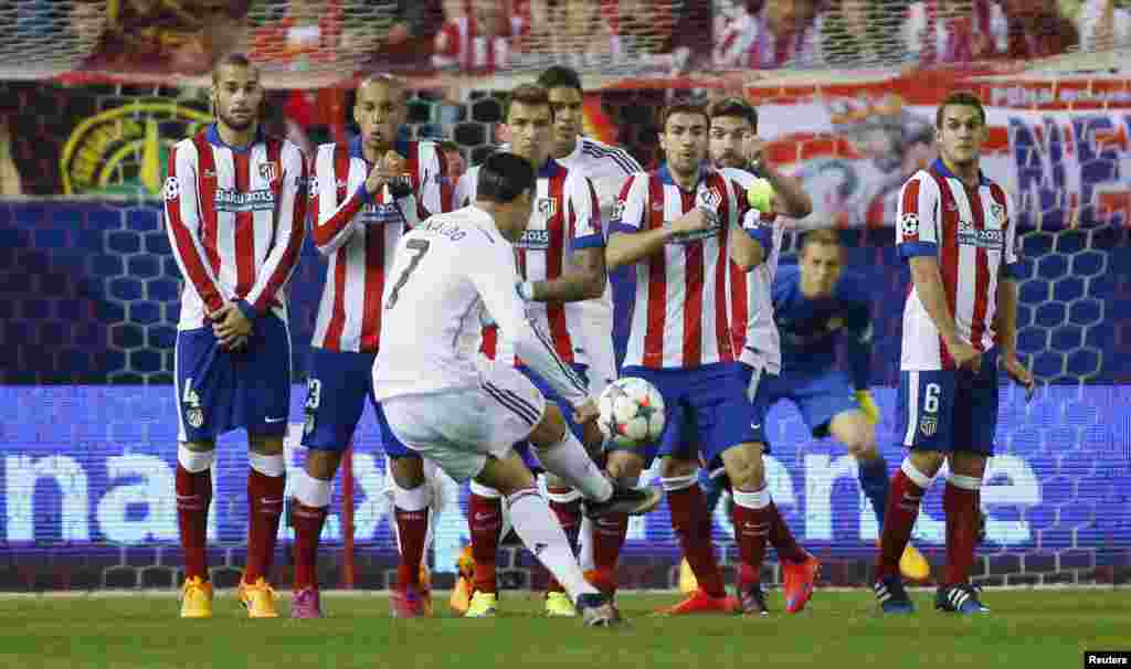 Cristiano Ronaldo cərimə zərbəsi yerinə yetirərkən (Reuters / Paul Hanna)