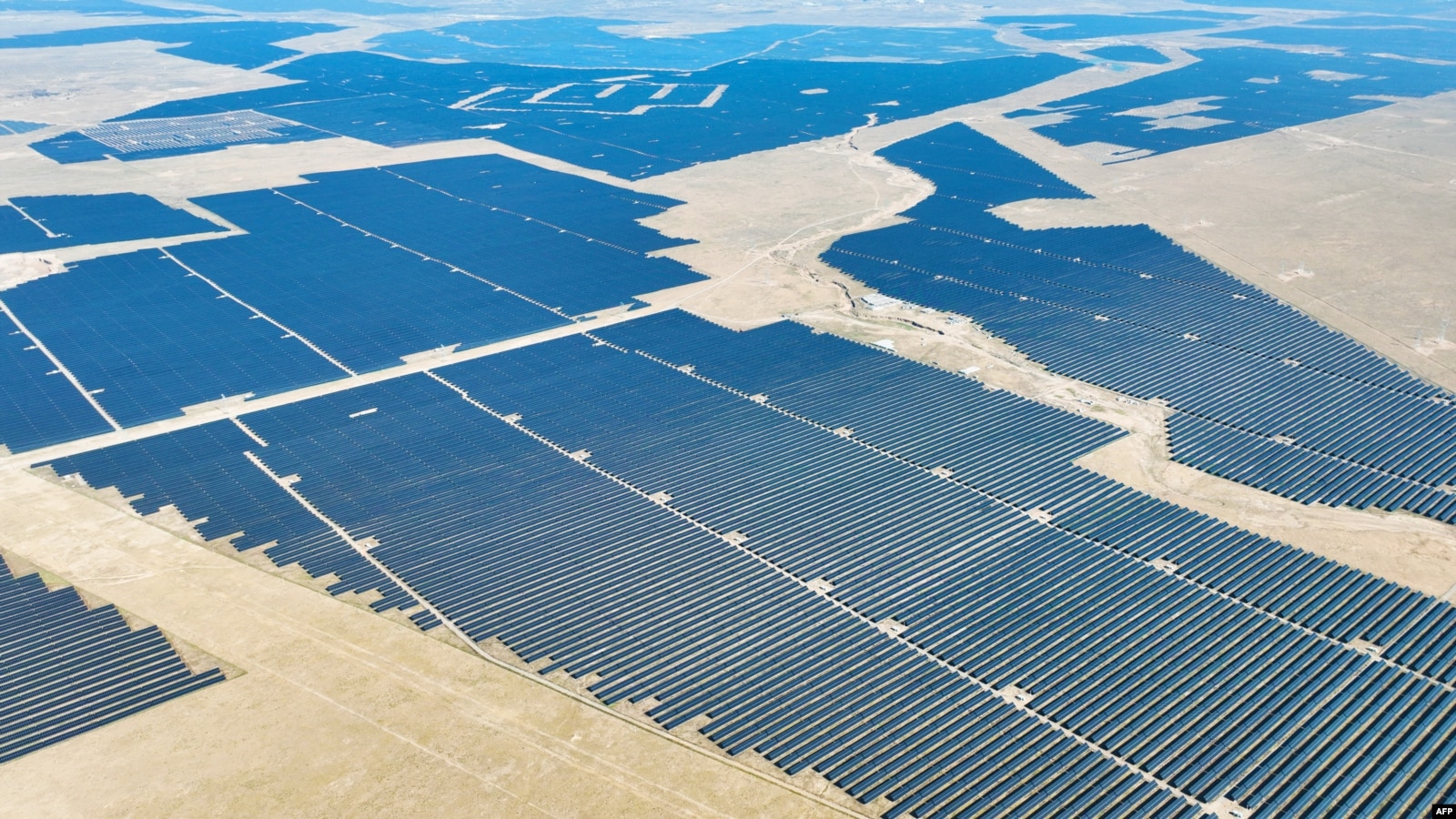 În premieră, China produce mai multă energie solară decât pe bază de cărbuni, dar nici la aceștia nu renunță imediat