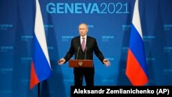 Vlagyimir Putyin orosz elnök a Joe Biden amerikai elnökkel folytatott csúcstalálkozója után, egy sajtótájékoztatón válaszol a kérdésekre Genfben, 2021. június 16-án