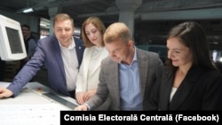 Membri ai CEC verifică buletinele de vot pentru parlamentarele din 28 septembrie, care vor fi utilizate în secțiile de votare din țară, 18 septembrie.
