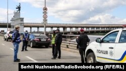 1 червня поліція отримала повідомлення про замінований міст Метро в Києві. Чоловіка з муляжем вибухового пристрою невдовзі затримали