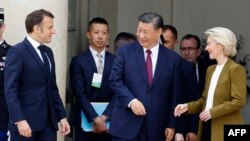 Președintele francez, Emmanuel Macron (stânga), liderul chinez, Xi Jinping (centru), și președinta Comisiei Europene, Ursula von der Leyen (dreapta), după o discuție trilaterală la Paris, în 2024.