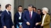 (მარცხნიდან) საფრანგეთის პრეზიდენტი ემანუელ მაკრონი, ჩინეთის პრეზიდენტი სი ძინპინი და ევროკომისიის პრეზიდენტი ურზულა ფონ დერ ლაიენი პარიზში. 2024 წლის 6 მაისი