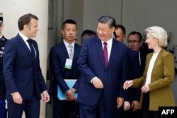 Президент Франции Эмманюэль Макрон, глава Китая Си Цзиньпин и президент Европейской комиссии Урсула фон дер Ляйен после трехсторонней встречи в Елисейском дворце в Париже. Франция, 6 мая 2024 года