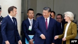 Президент Франції Емманюель Макрон, очільник Китаю Сі Цзіньпін і президентка Європейської комісії Урсула фон дер Ляєн після тристоронньої зустрічі в Єлисейському палаці в Парижі. Франція