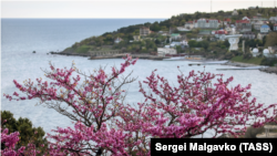 Вид с горы Кошка на побережье у поселков Голубой залив и Кацивели 