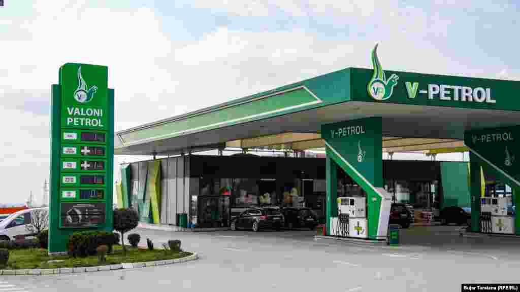 A ovo je tek 10. dan od početka rata na Bliskom istoku.Tramp je upozorio da bi američki udari na Iran mogli trajati najmanje četiri nedelje.Ostaje da se vidi šta će se desiti sa cenama do tada...Na fotografiji: Benzinska pumpa kompanije V-Petrol, u Prištini.