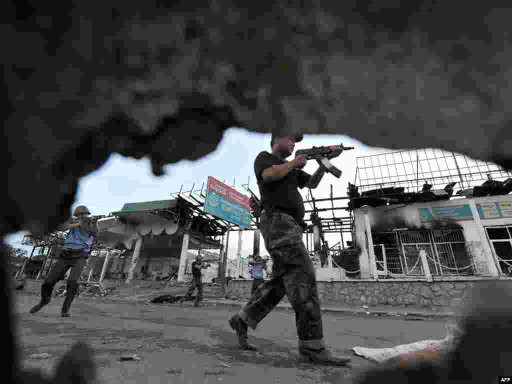 Ўшда зачистка ўтказаëтган қуролли кучлар.