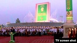 Aşgabatdaky "Ruhnama" ýadygäliginiň öňi