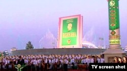 Çärelerde «Ruhnama» kitabyna, onuň awtory Saparmyrat Nyýazowa däl-de, eýsem häzirki ideologiýa bolan «Galkynyş zamanasyna» we Berdimuhamedowyň ýurtda alyp barýan syýasatyna üns berildi.