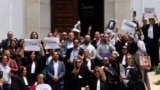 تعدادی از وکلای تونسی معترض در تجمع مقابل ساختمان کاخ دادگستری تونس؛ دوشنبه ۲۴ اردیبهشت