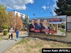 Gradovi širom BiH oblijepljeni su brojnim predizbornim plakatima. No, na plakatima dominiraju slogani, a ne direktno obećanja.