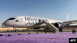 Saud Arabystanynyň paýtagty Riýad şäherinde ýerleşýän King Halid halkara aeroportundaky bir uçar (Arhiw suraty)