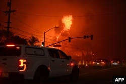 Incendiile au dus la blocarea unor drumuri, după ce rezidenții au încercat să fugă din zonă. 7 ianuarie 2028.