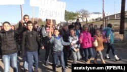 Armenia - Schoolchildren hold a demonstration in Aghkhtsk village, 7Nov2016. 