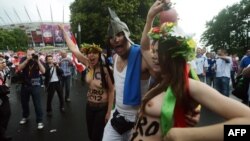 FEMEN перед Національним стадіоном у Варшаві 8 червня 2012 року