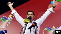 “Syriza” partiýasynyň lideri öňki premýer-ministr Aleksis Tsipras partiýanyň saýlawlardaky ýeňişini dabaralaýar, Afinler, 20-nji sentýabr, 2015.