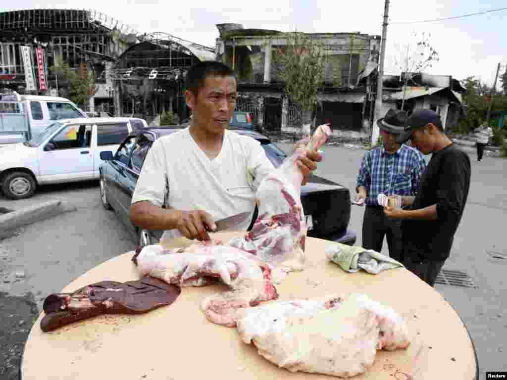 Ўш кўчасидаги қирғиз қассоби.