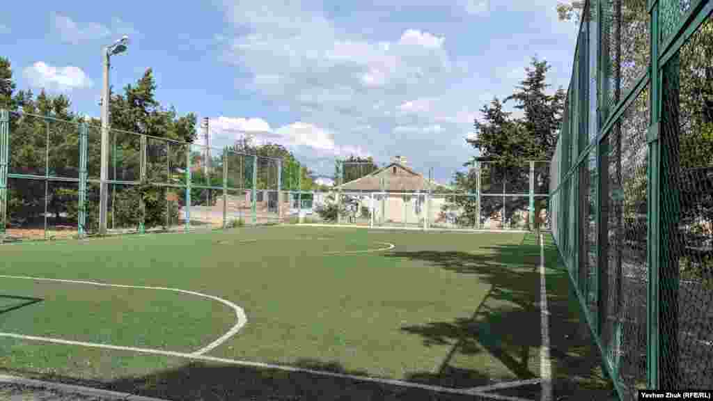 Футбольное поле с искусственным покрытием открыто в 2017 году, но уже требует ремонта