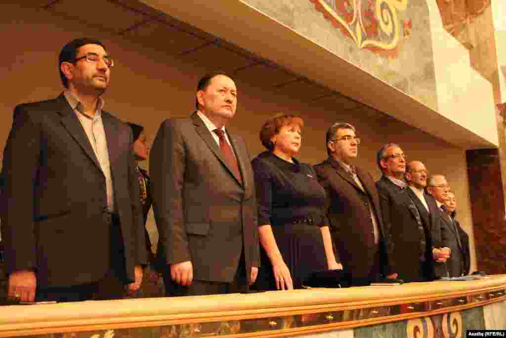 Татарстан һәм Тәбриз түрәләре Татарстан гимнын тыңлый