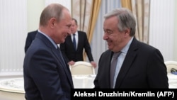 Presidenti rus Vladimir Putin (majtas) me Sekretarin e Përgjithshëm të OKB-së, Antonio Guterres, në Kremlin në Moskë, 20 qershor 2018.