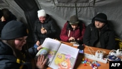 Люди у пункті незламності в Києві, 18 січня 2026 року