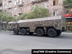 Транспортировщик ракет «Искандер» проезжает по улице Еревана в 2017 году