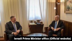 د عکس ښي لور ته د اسراییل صدراعظم او چپ لور ته د امریکا د بهرنیو چارو وزیر مایک پومپیو 