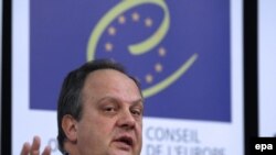 ЕККУнун байкоочулар тобунун жетекчиси Жоао Соареш пресс-конференцияда суроолорго жооп берүүдө, Киев, 8-февраль, 2010-жыл