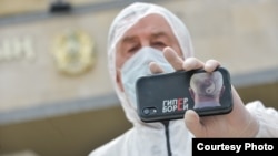 Журналист Вадим Борейко коронавирус кезінде хабар таратып жүрген сәт. Ол YouTube-те "Гиперборей" арнасын жүргізеді.