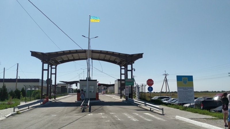 Выезжающий из Крыма пытался дать взятку на «Каланчаке» – украинские пограничники