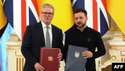 Premierul Marii Britanii Keir Starmer și președintele ucrainean Volodimir Zelenski, după ceremonia de semnare a acordului de parteneriat pe 100 de ani între cele două țări - Kiev, 16 ianuarie 2025.