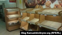 Полки с хлебом в симферопольском супермаркете «Фуршет». 