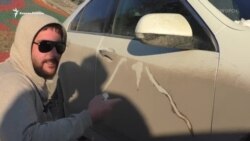 Он рисует на грязных автомобилях