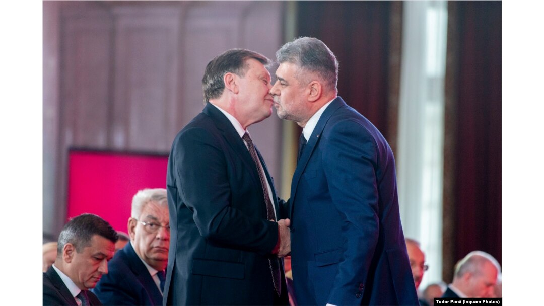 Premierul Marcel Ciolacu și candidatul coaliției PSD-PNL-UDMR la prezidențialele din luna mai, Crin Antonescu, la Congresul PSD din 2 februarie în care social democrații au decis susținerea candidaturii sale.