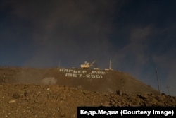 Бульдозер, снявший первый ковш на месторождении «Мир». Фото: Марина Сычева