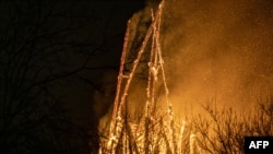 برج کلیسای تاریخی «فوندِل‌کِرک» در میان شعله‌های آتش