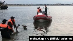 Крымские спасатели оказывают помощь на моторной лодке, иллюстрационное архивное фото