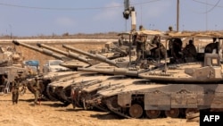 Soldații israelieni pe tancurile amplasate de-a lungul frontierei cu Fâșia Gaza și sudul Israelului, pe 29 iulie 2025.